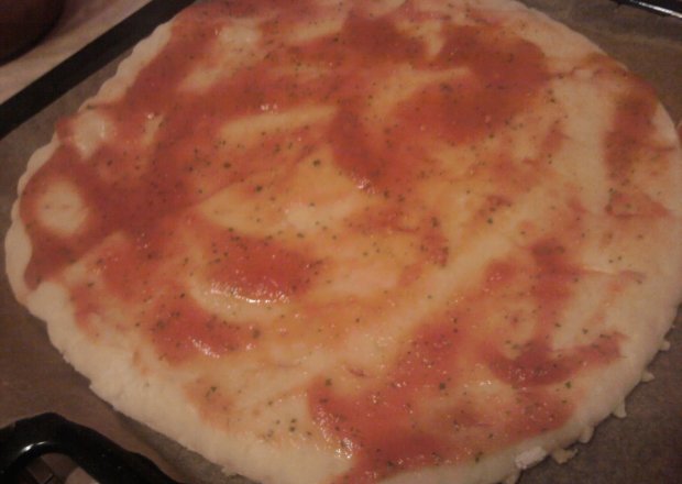 Fotografia przedstawiająca Puszyste ciasto na pizzę