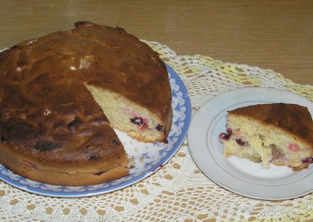 Fotografia przedstawiająca Puszyste ciasto z owocami