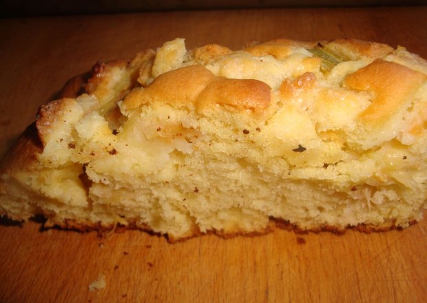 Fotografia przedstawiająca Puszyste ciasto z rabarbarem i kruszonką
