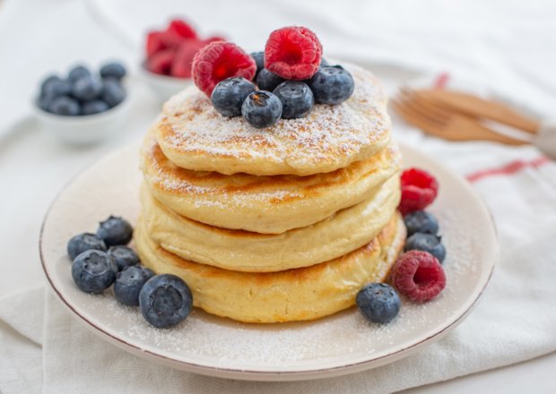Fotografia przedstawiająca Puszyste pancakes śniadaniowe
