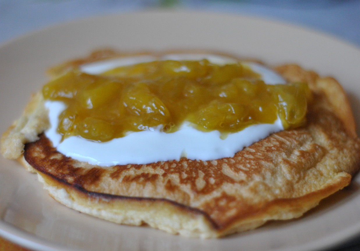 Puszysty omlet + smażone śliwki. foto