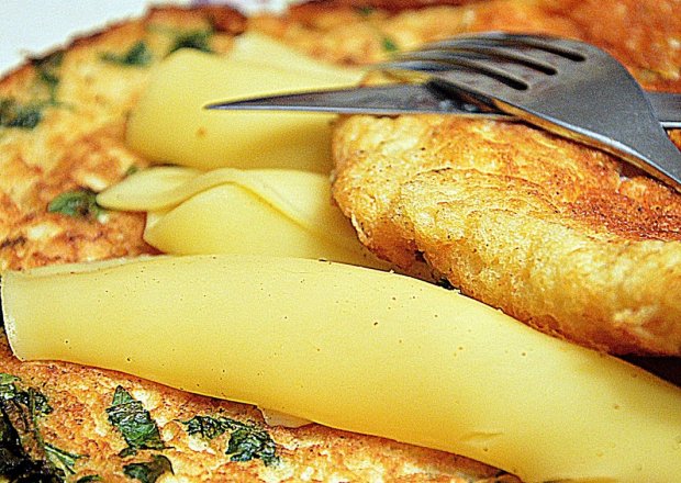 Fotografia przedstawiająca Puszysty omlet śniadaniowy z warzywami