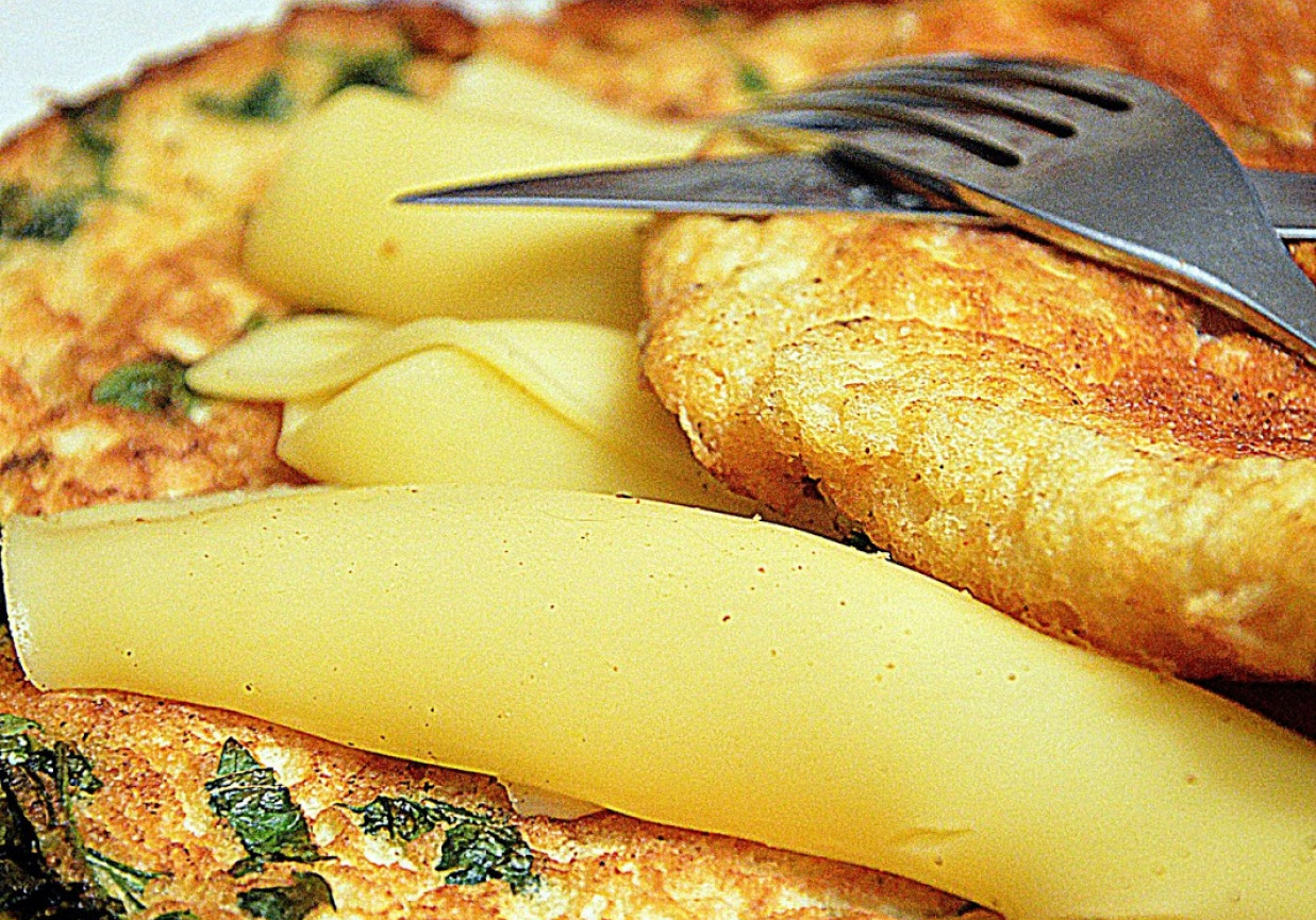 Puszysty omlet śniadaniowy z warzywami foto