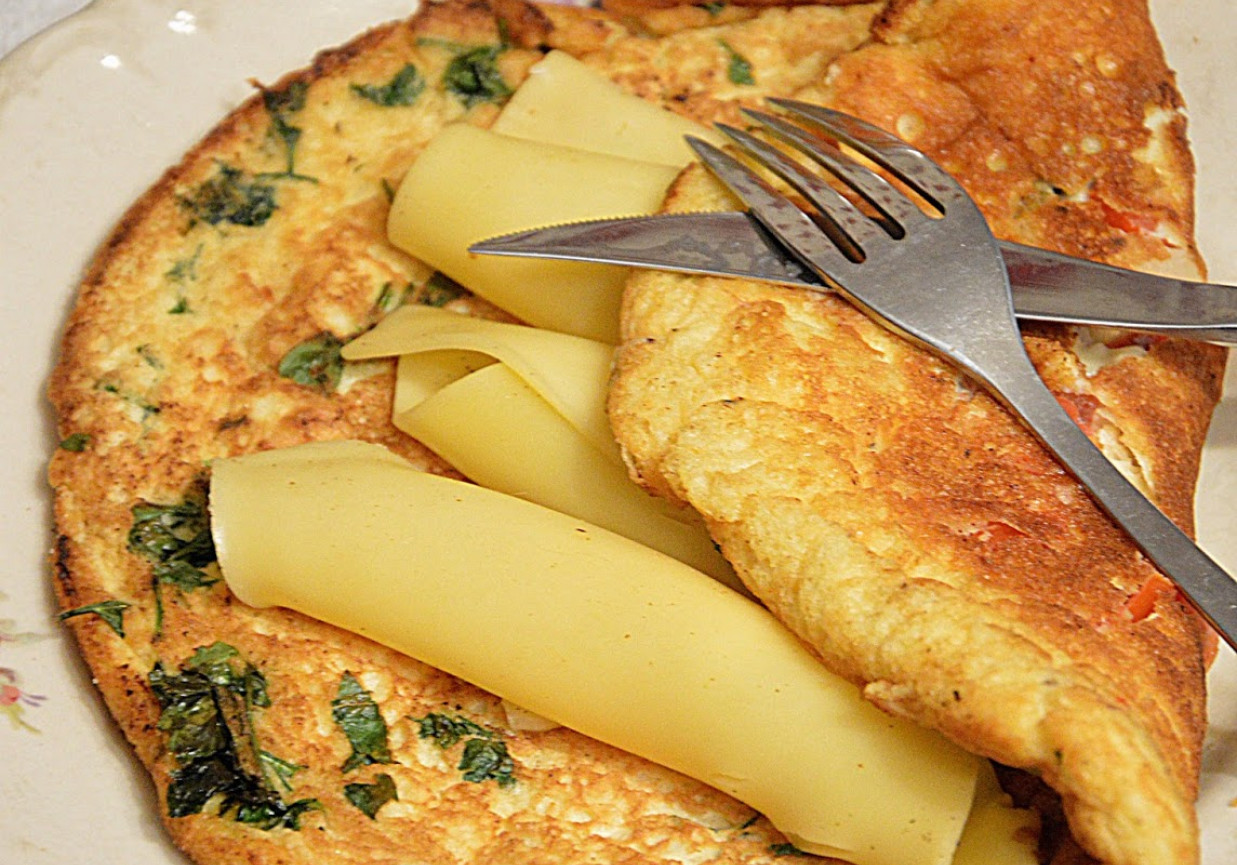 Puszysty omlet śniadaniowy z warzywami foto