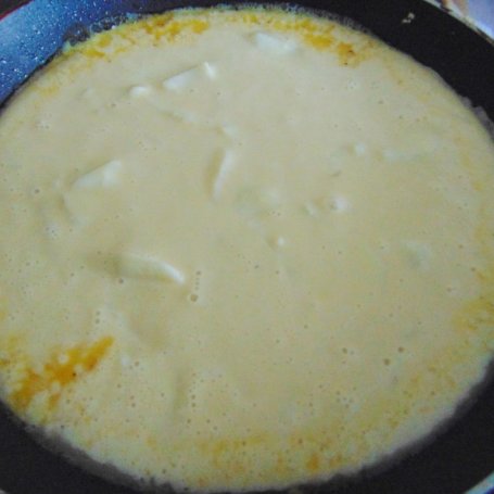 Krok 2 - Puszysty omlet z gruszkami foto