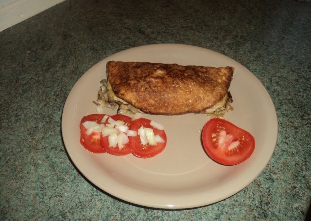 Fotografia przedstawiająca Puszysty omlet z nadzieniem pieczarkowo serowym