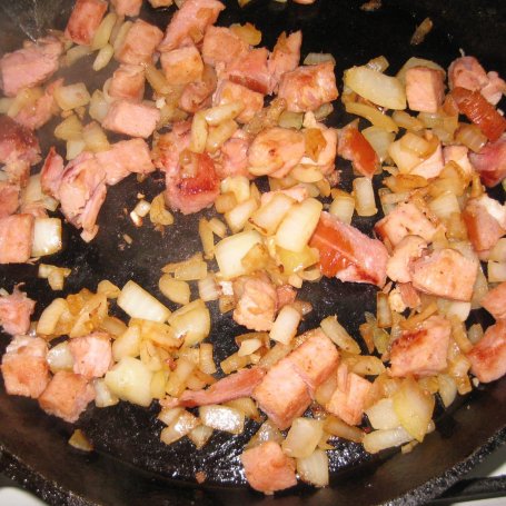 Krok 1 - puszysty omlet z szynką i cebulką foto