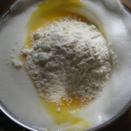 Krok 3 - puszysty omlet z szynką i cebulką foto