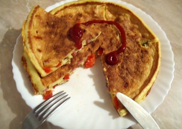 Fotografia przedstawiająca Puszysty omlet z szynką, i papryką
