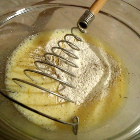 Krok 2 - Puszysty omlet z szynką, i papryką foto