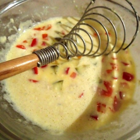 Krok 3 - Puszysty omlet z szynką, i papryką foto