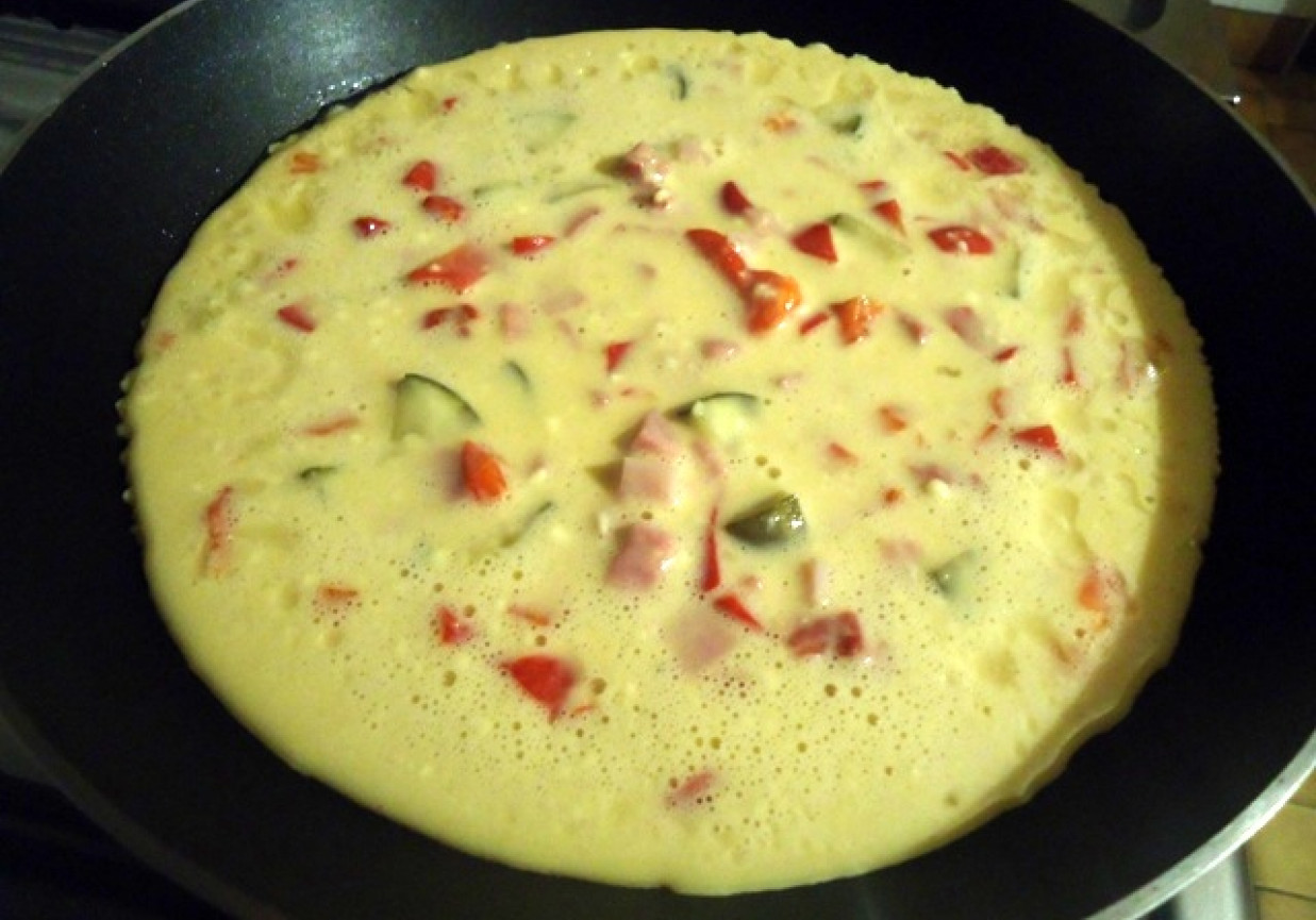 Puszysty omlet z szynką, i papryką foto