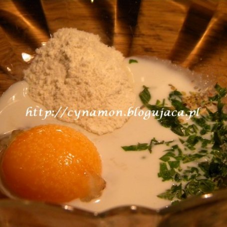 Krok 1 - Puszysty omlet z szynką i serem foto