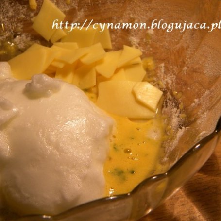 Krok 3 - Puszysty omlet z szynką i serem foto