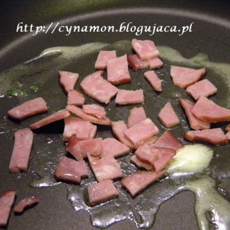 Krok 4 - Puszysty omlet z szynką i serem foto