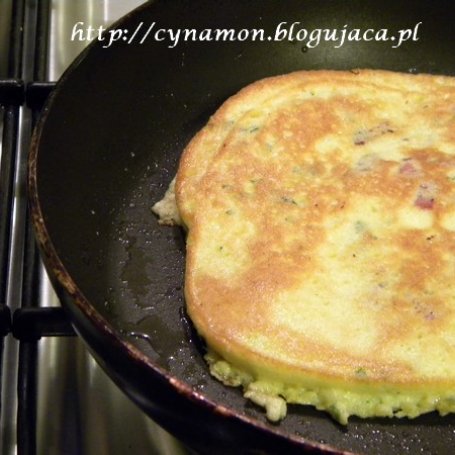 Krok 6 - Puszysty omlet z szynką i serem foto