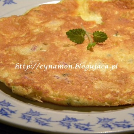 Krok 7 - Puszysty omlet z szynką i serem foto