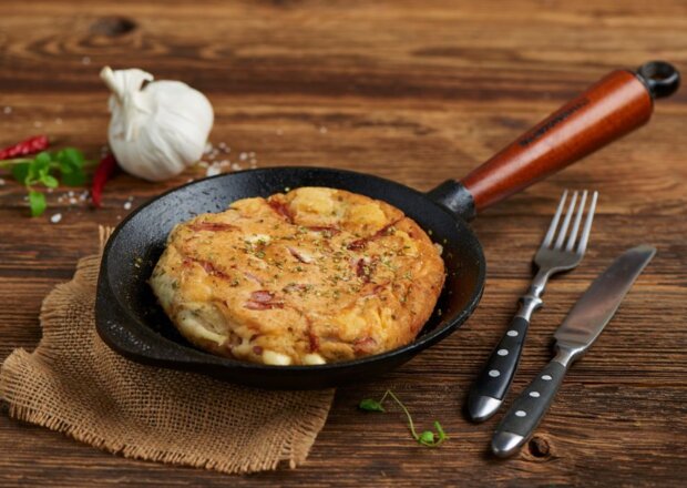Fotografia przedstawiająca Puszysty omlet z szynką i serem