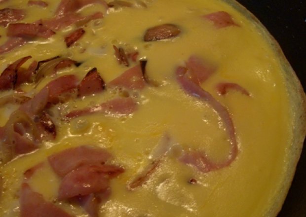 Fotografia przedstawiająca Puszysty omlet z szynką