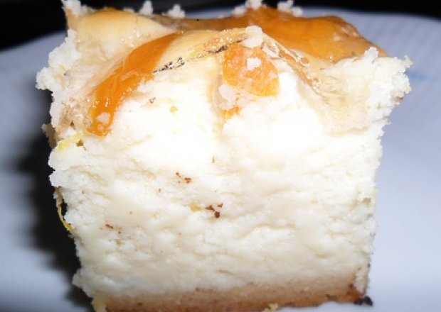 Fotografia przedstawiająca Puszysty sernik z mandarynką i galaretką