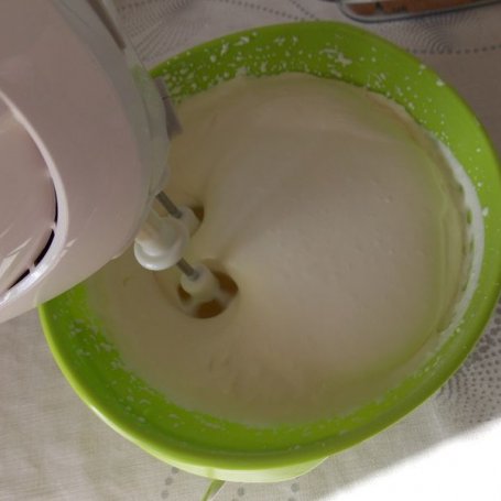 Krok 3 - Puszysty sernik z mlekiem zagęszczonym foto