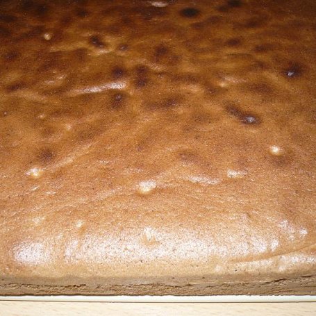Krok 1 - Puszysty tort chałwowo truskawkowy foto