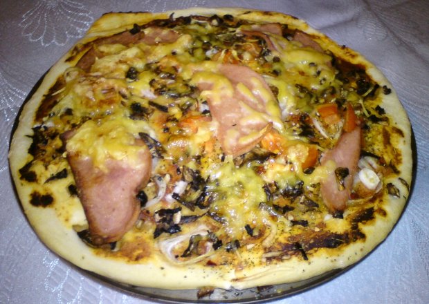 Fotografia przedstawiająca Pyszna domowa pizza  na grubym cieście