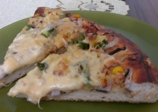 Fotografia przedstawiająca Pyszna domowa pizza
