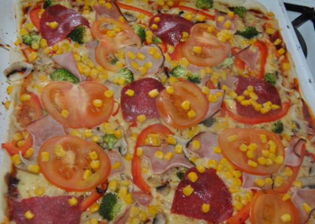 Fotografia przedstawiająca Pyszna domowa pizza