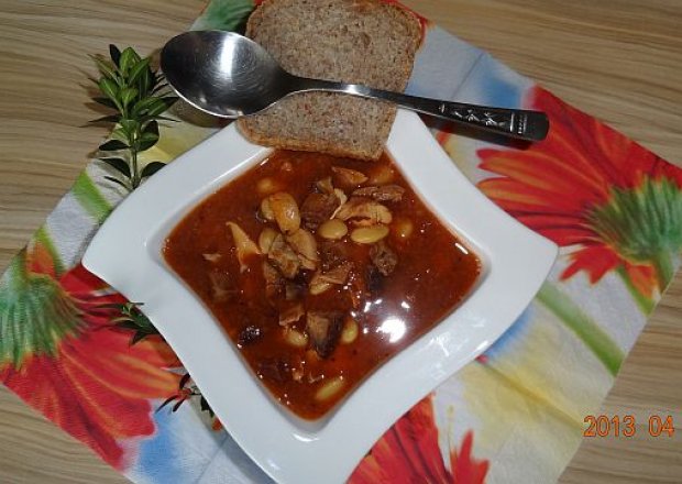Fotografia przedstawiająca Pyszna fasolowa zupa