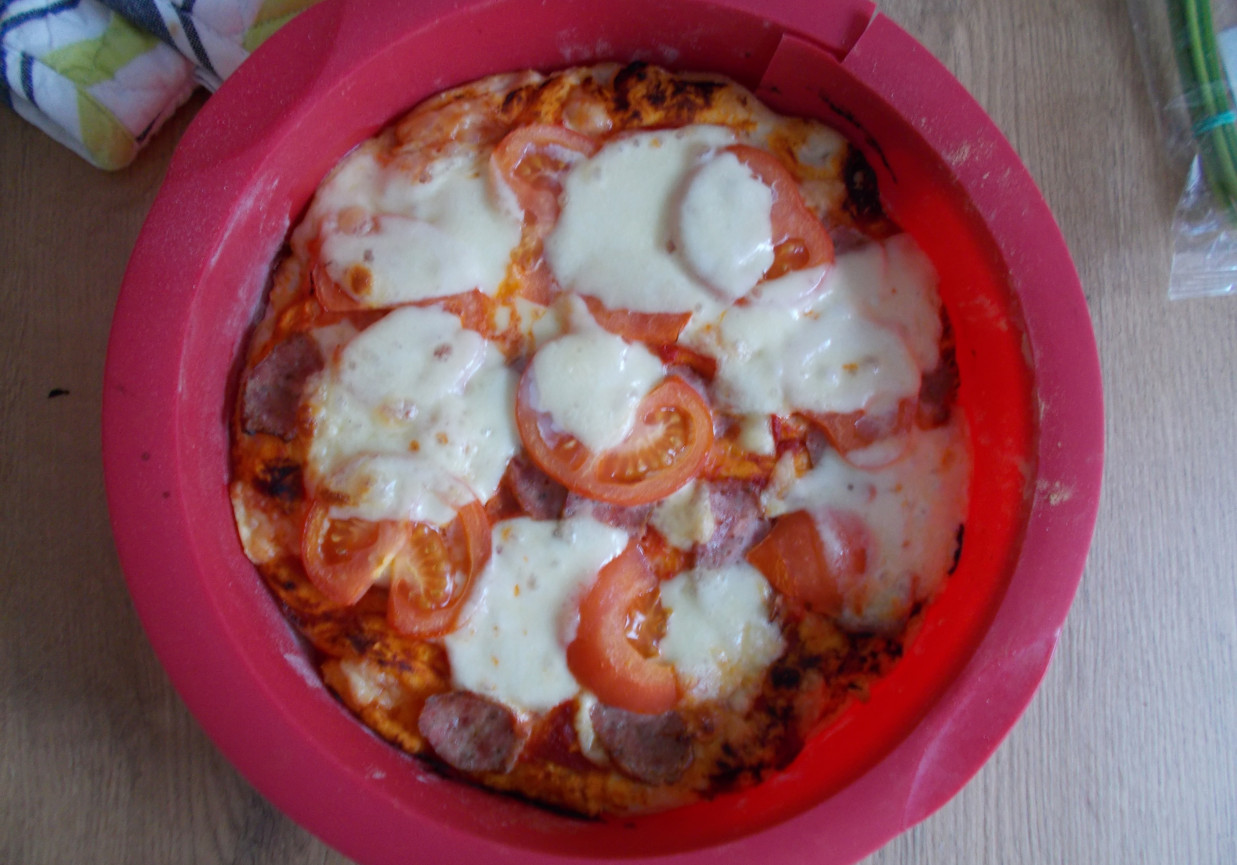 Pyszna i zdrowa-pizza domowa foto