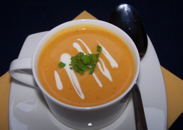 Fotografia przedstawiająca Pyszna i zdrowa zupa, czyli krem z marchewki.