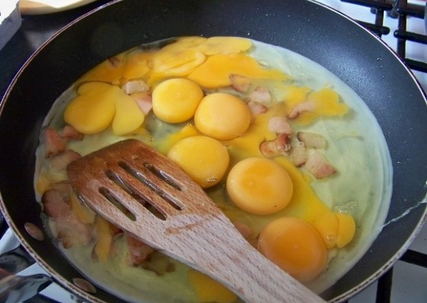 Fotografia przedstawiająca Pyszna jajecznica z boczkiem