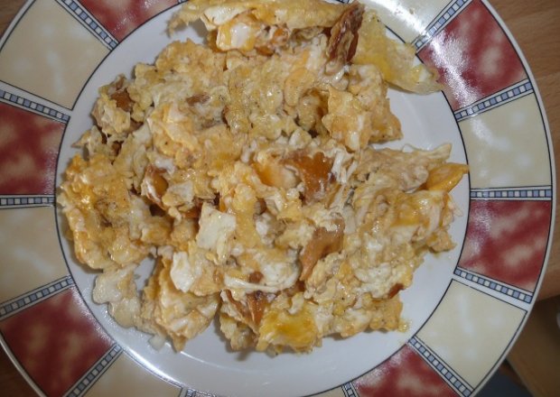 Fotografia przedstawiająca pyszna jajecznica z kurkami