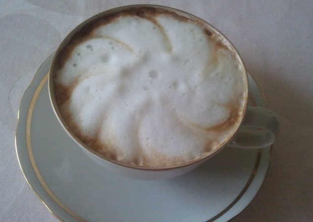 Fotografia przedstawiająca Pyszna kawa z syropem klonowym i cynamonem