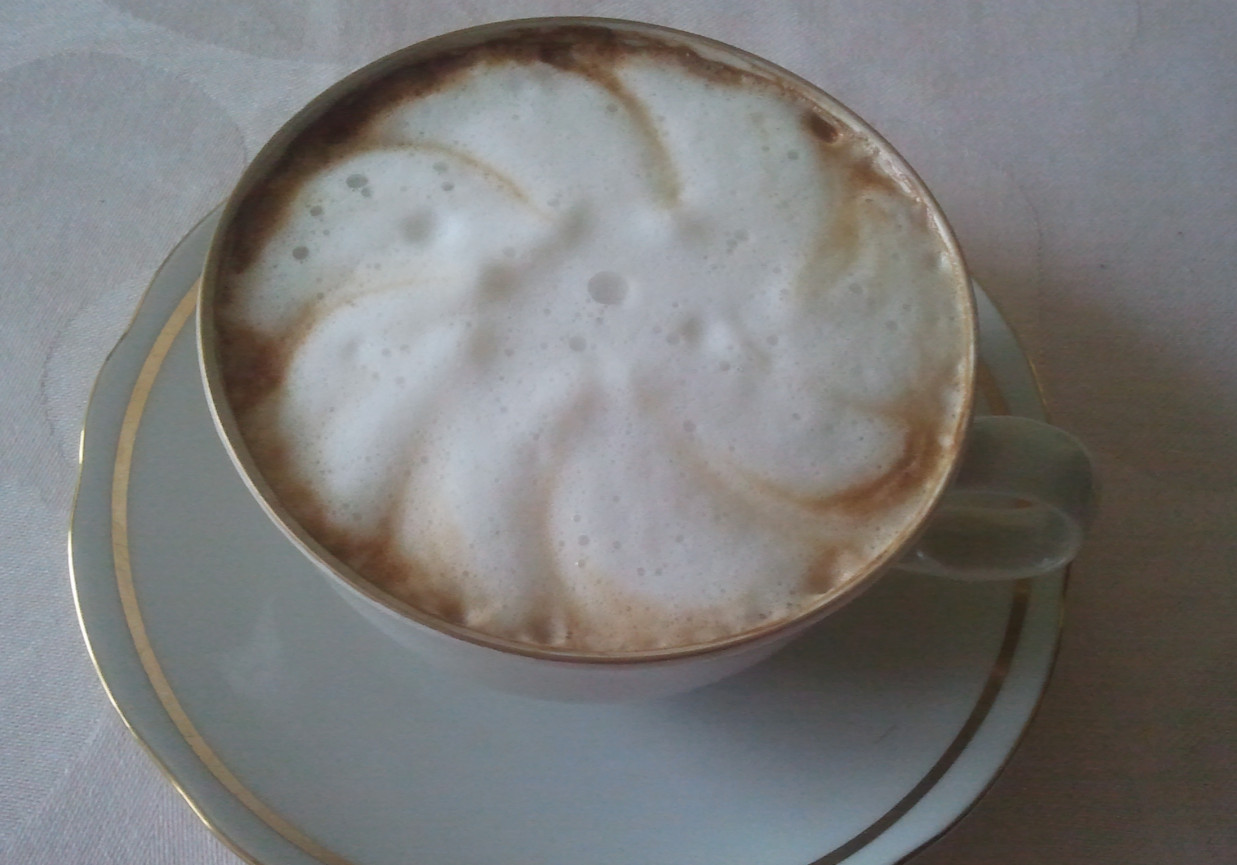 Pyszna kawa z syropem klonowym i cynamonem  foto