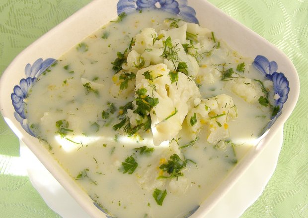 Fotografia przedstawiająca pyszna, lekka zupa kalafiorowa z kaszką manną na mleku i maśle...