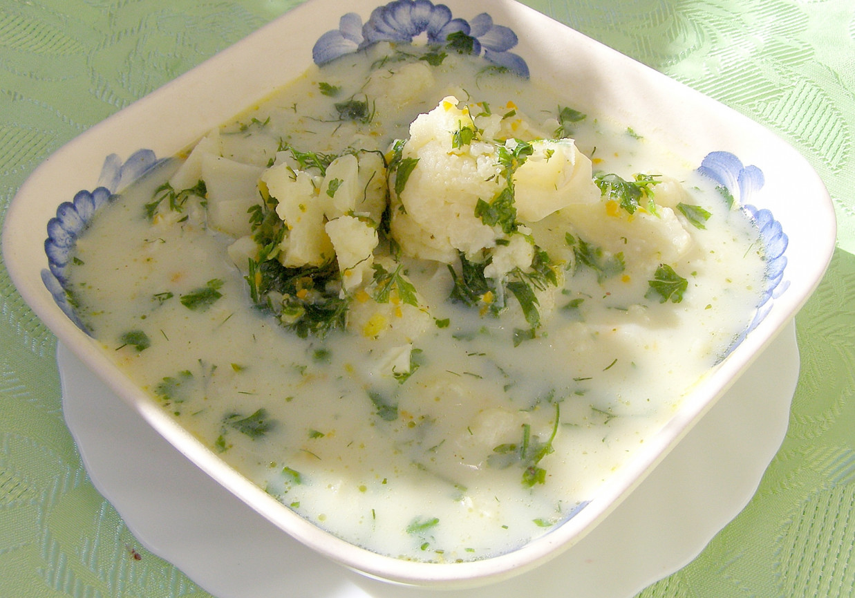 pyszna, lekka zupa kalafiorowa z kaszką manną na mleku i maśle... foto