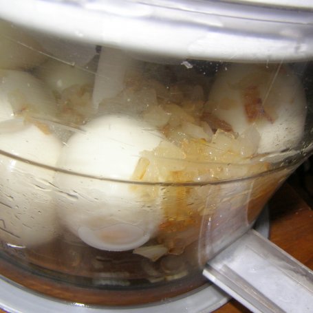 Krok 3 - pyszna pasta jajeczna z serem koperkiem,pietruszką... foto