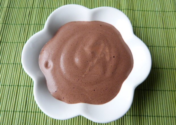 Fotografia przedstawiająca Pyszna pianka czekoladowa z białek