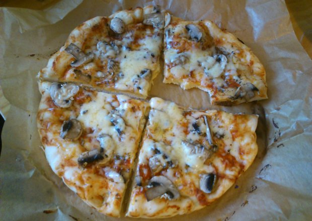 Fotografia przedstawiająca Pyszna pizza prawie włoska :)