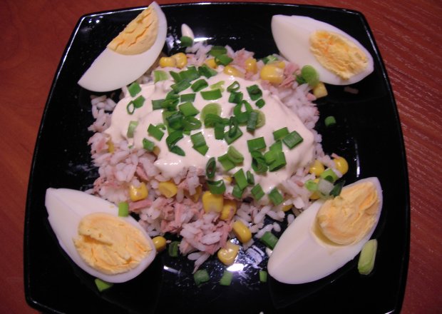 Fotografia przedstawiająca Pyszna sałatka ryżowa z tuńczykiem