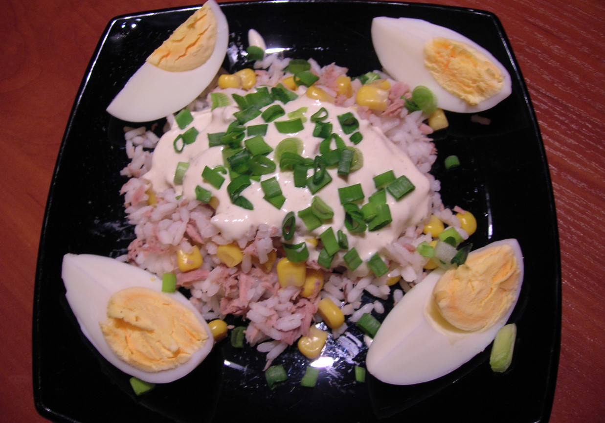 Pyszna sałatka ryżowa z tuńczykiem foto