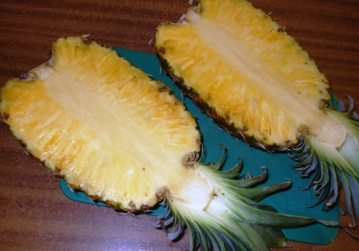 Pyszna sałatka z galaretką, w ananasie foto