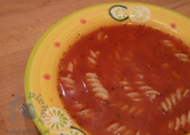 Fotografia przedstawiająca pyszna zupa pomidorowa