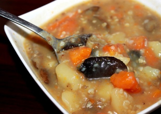 Fotografia przedstawiająca Pyszna zupa z kaszą i grzybami