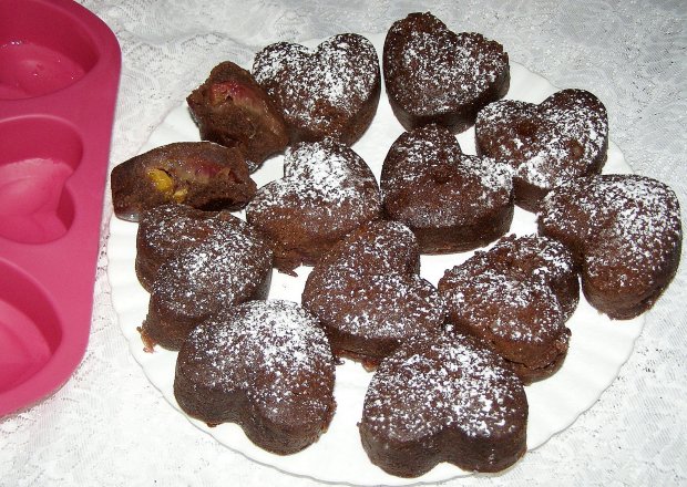 Fotografia przedstawiająca pyszne babeczki kakaowe bez jajek ze śliwką i mandarynką...