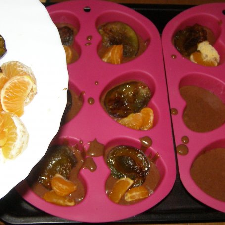 Krok 3 - pyszne babeczki kakaowe bez jajek ze śliwką i mandarynką... foto