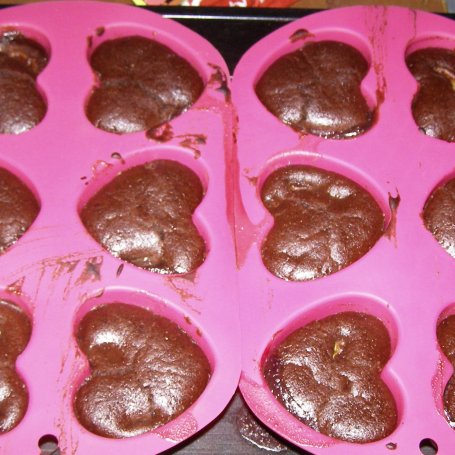 Krok 4 - pyszne babeczki kakaowe bez jajek ze śliwką i mandarynką... foto