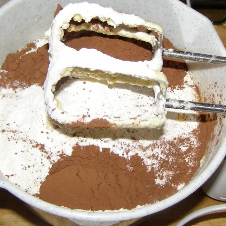 Krok 3 - pyszne ciasto czekoladowe z jabłkami i pianką... foto